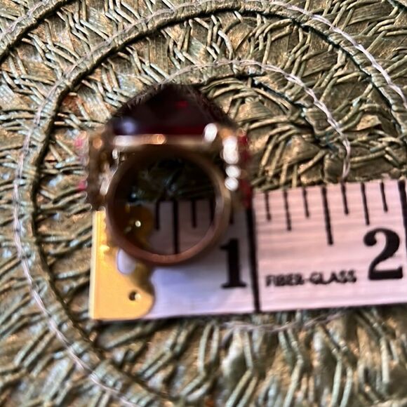 Curations beautiful large red stone ring w/flower details on an ornate band EUC - Picture 6 of 14